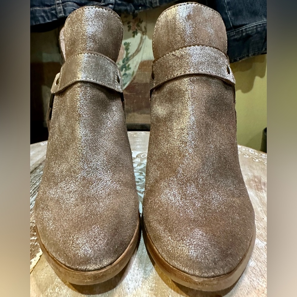 EUC Seychelles Moto Inspired Metallic Suede Ankle Bootie. Size 8 - Picture 6 of 11